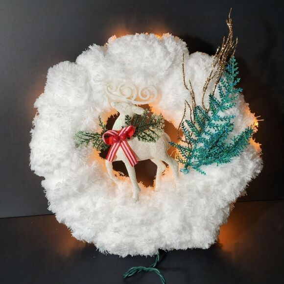 Lighted Faux fur deer Christmas wreath - Picture 7 of 9